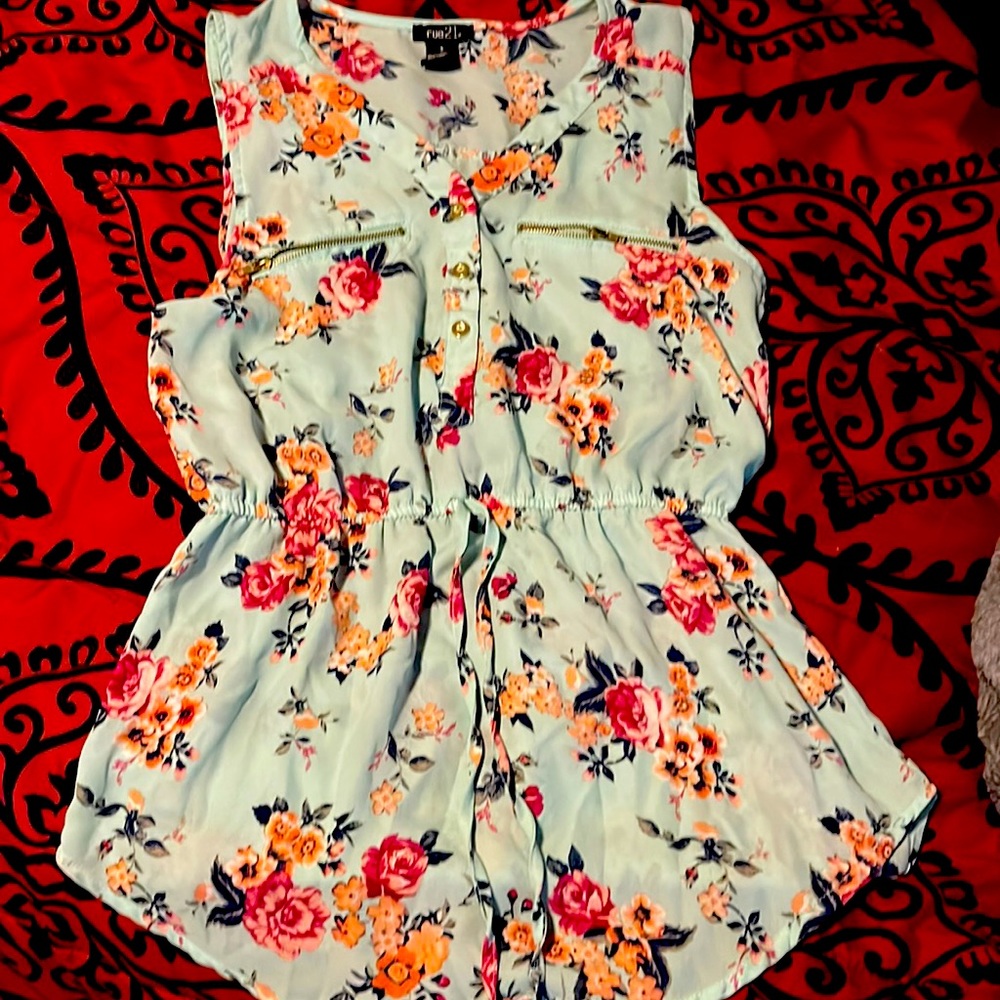 Cute teal flower button up shirt 🌹